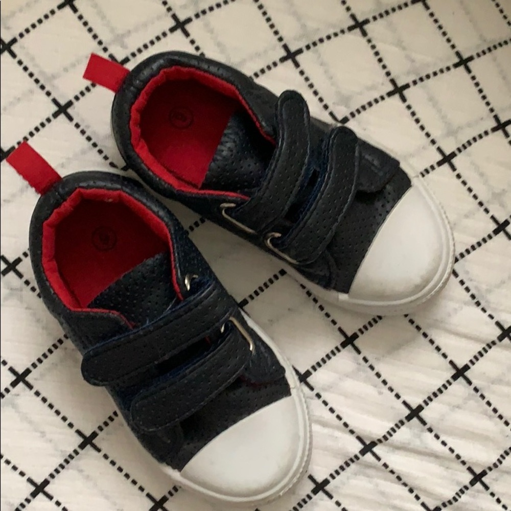Size 6 toddler shoes - like new